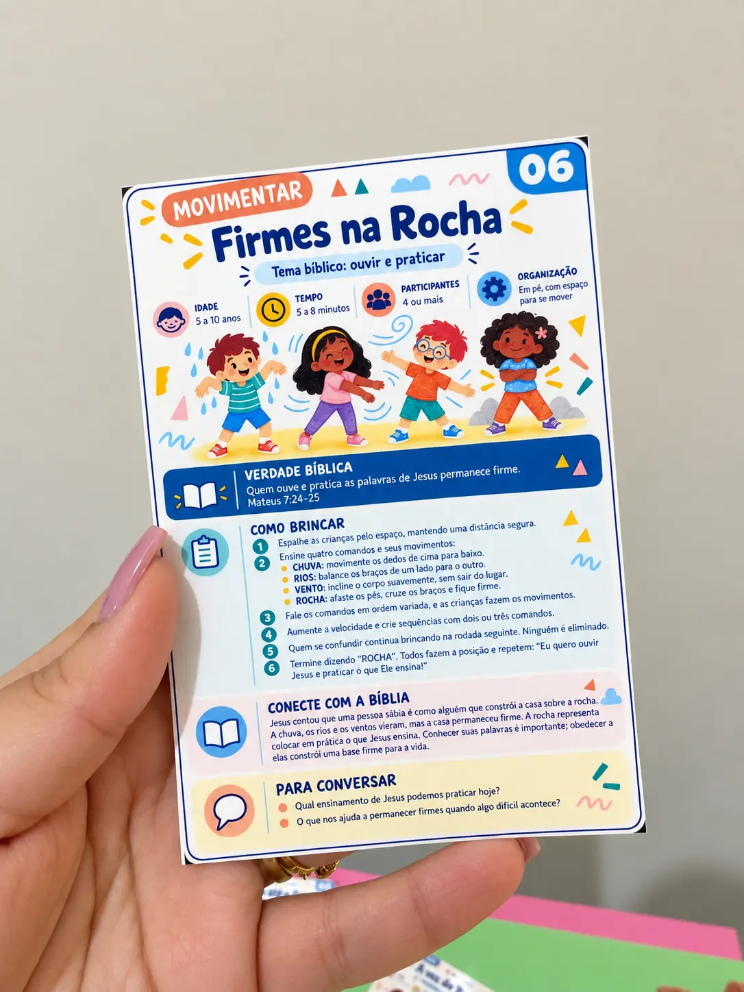 Carta Firmes na Rocha segurada com a mão
