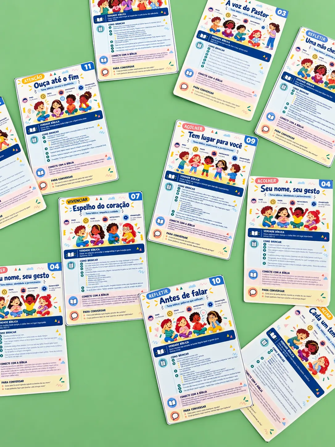 Diversas cartas de dinâmicas bíblicas espalhadas em fundo verde